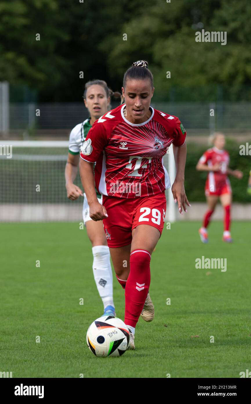 Vanessa Leimenstoll (29 Köln) kontrolliert den Ball während des DFB-Pokal-Spiels zwischen Borussia Mönchengladbach und 1. FC Köln im Grenzlandstadion in Mönchengladbach (Martin Pitsch/SPP) Credit: SPP Sport Pressefoto. /Alamy Live News Stockfoto