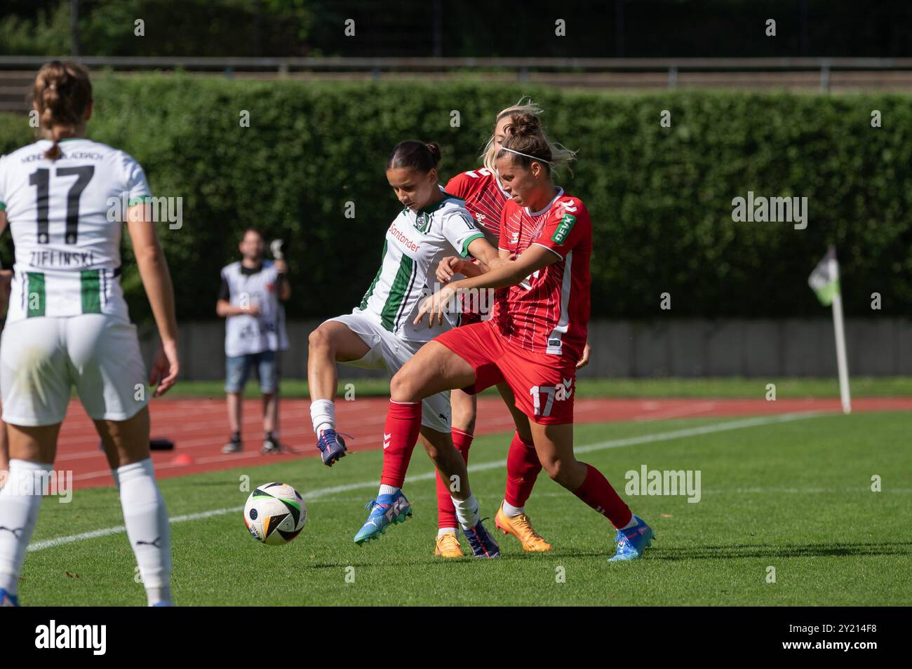 Alina Abdii (11 Mönchengladbach) und Nicole Billa (17 Köln) kämpfen im DFB-Pokal-Spiel zwischen Borussia Mönchengladbach und 1 um den Ball. FC Köln im Grenzlandstadion in Mönchengladbach (Martin Pitsch/SPP) Credit: SPP Sport Pressefoto. /Alamy Live News Stockfoto