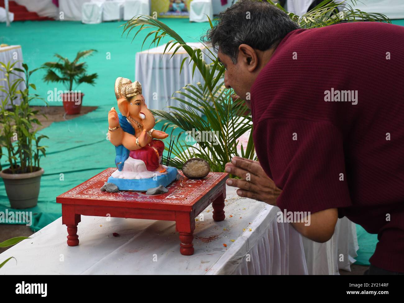 Mumbai, Indien. September 2024. Ein Mann betet zu dem elefantenköpfigen hinduistischen Gott Ganesh, bevor das Idol in einen künstlichen Teich in Mumbai gebracht wird. Idole des elefantenköpfigen hinduistischen Gottes Ganesh sind traditionell in einem Gewässer wie See, Fluss oder Ozean eingetaucht, kleinere Idole tauchen in künstlich angelegten Teichen in der ganzen Stadt ein. Das Ritual wird durchgeführt, um den Geburtszyklus von Lord Ganesha zu kennzeichnen (Foto: Ashish Vaishnav/SOPA Images/SIPA USA) Credit: SIPA USA/Alamy Live News Stockfoto