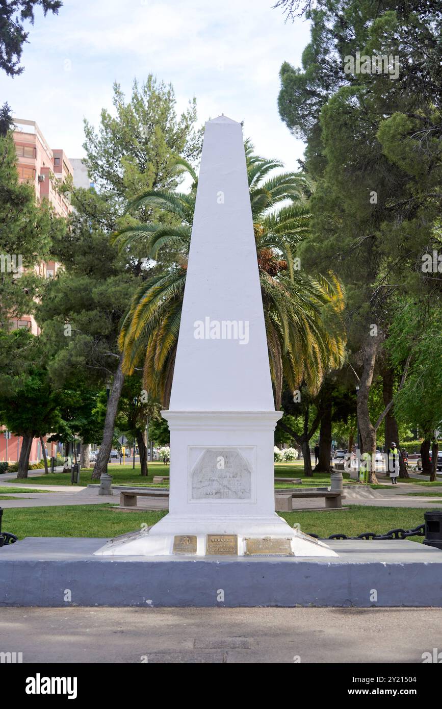 Neuquen, Argentinien; 19. november 2023: Pyramidenmonolith, ein Denkmal aus dem Gründungsjahr der Stadt, historisches Wahrzeichen. Stockfoto