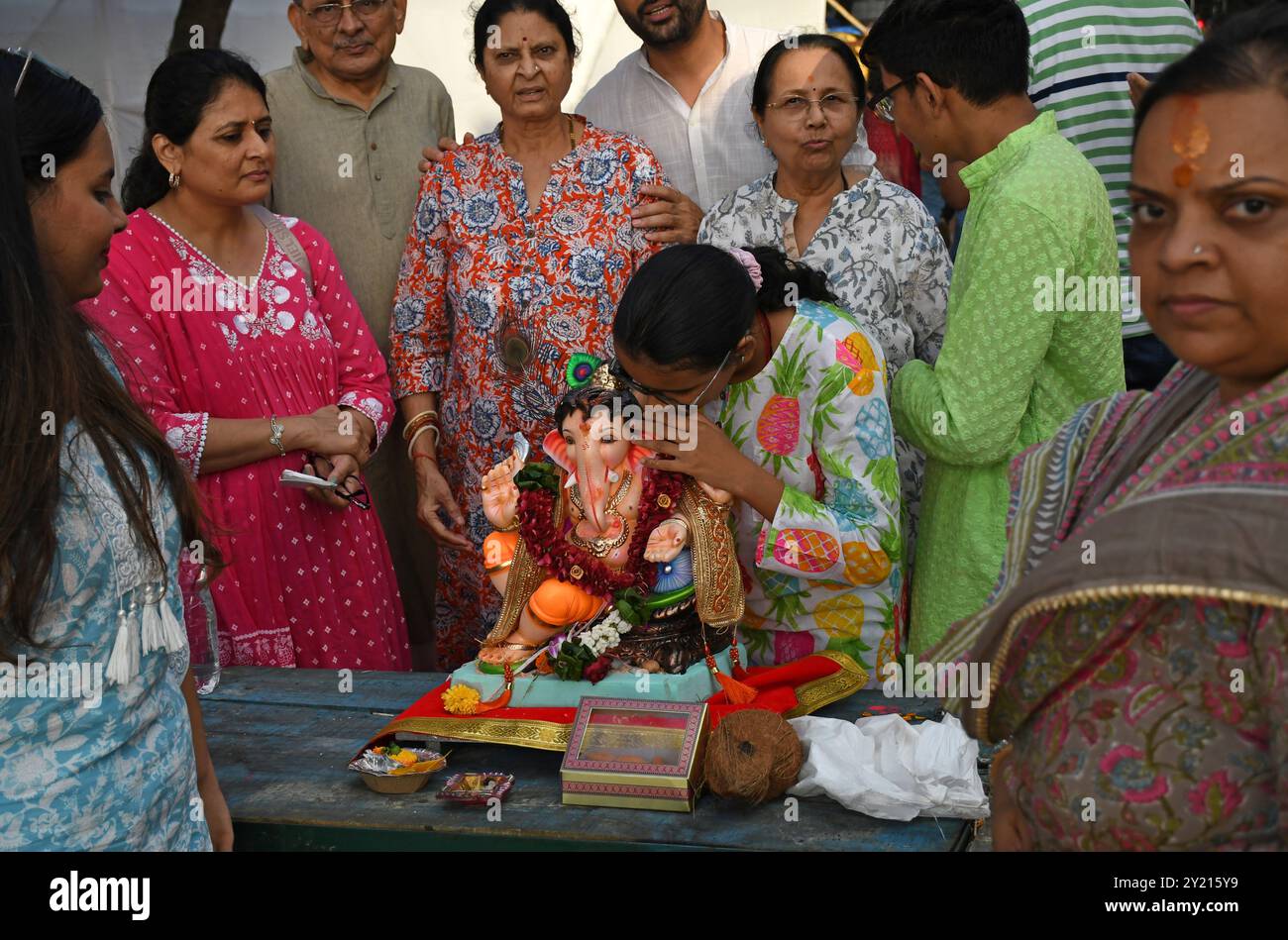 Mumbai, Maharashtra, Indien. September 2024. Eine Frau betet zu dem elefantenköpfigen hinduistischen Gott Ganesh, bevor das Idol in Mumbai zum Eintauchen ins Arabische Meer getragen wird. Idole des elefantenköpfigen hinduistischen Gottes Ganesh sind traditionell in einem Gewässer wie See, Fluss oder Ozean eingetaucht, kleinere Idole tauchen in künstlich angelegten Teichen in der ganzen Stadt ein. Das Ritual wird ausgeführt, um den Geburtszyklus von Lord Ganesha (Credit Image: © Ashish Vaishnav/SOPA images via ZUMA Press Wire) NUR REDAKTIONELLE VERWENDUNG zu kennzeichnen! Nicht für kommerzielle ZWECKE! Quelle: ZUMA Press, Inc./Alamy Live News Stockfoto