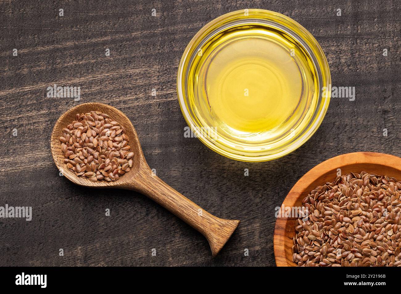 Gesunde Leinsamen - Linum usitatissimum Öl in Glasschale Stockfoto