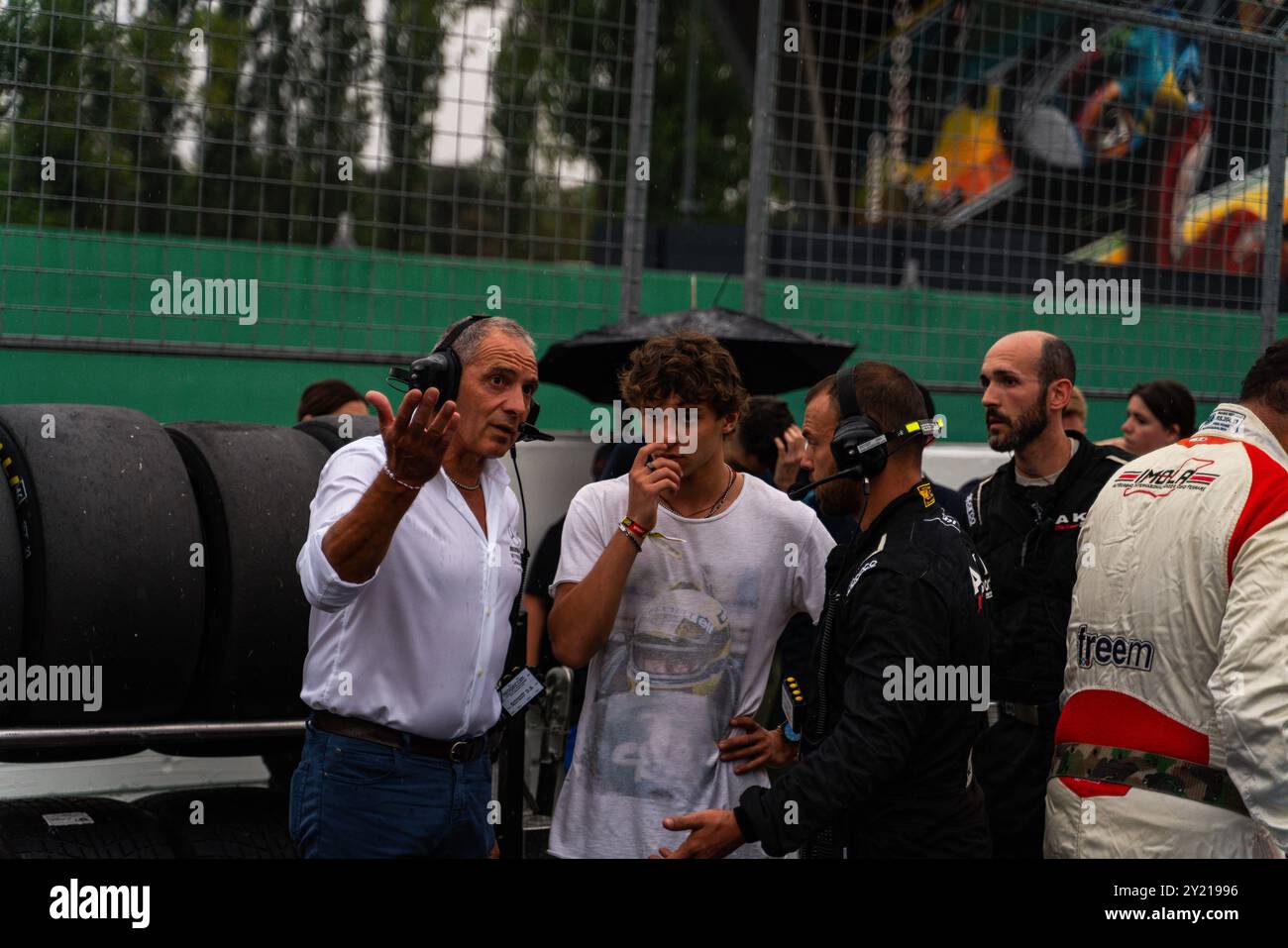 Imola, Italien. September 2024. Andrea Kimi Antonelli und sein Vater Marco Antonelli diskutieren über den Regen vor dem sechsten Rennen der Grand Turism Italian Championship auf der Enzo and Dino Ferrari International Rennstrecke. (Foto: Luca Martini/SOPA Images/SIPA USA) Credit: SIPA USA/Alamy Live News Stockfoto