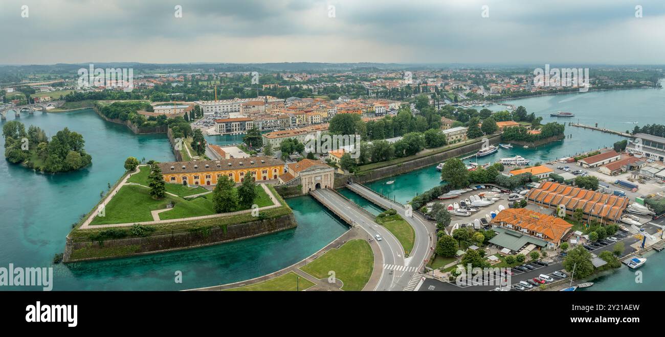 Aus der Vogelperspektive auf die Festung der Insel Perschiera del Garda am Gardasee mit großen Kanonenplattformen Stockfoto