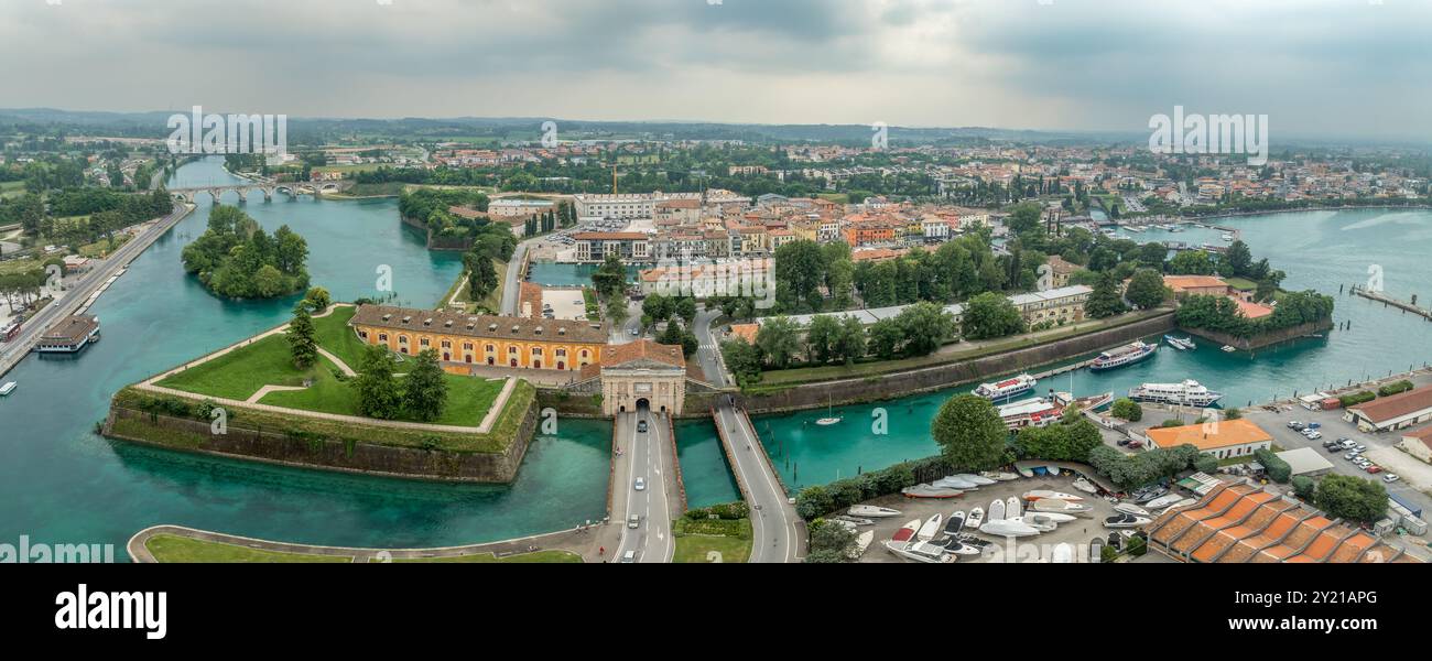 Aus der Vogelperspektive auf die Festung der Insel Perschiera del Garda am Gardasee mit großen Kanonenplattformen Stockfoto