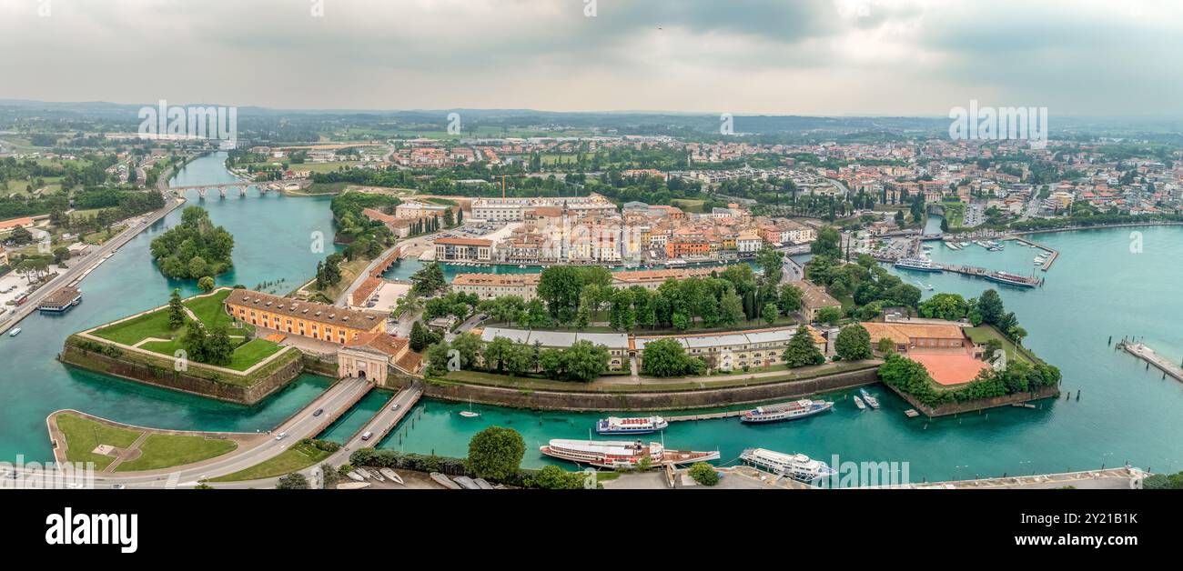 Aus der Vogelperspektive auf die Festung der Insel Perschiera del Garda am Gardasee mit großen Kanonenplattformen Stockfoto