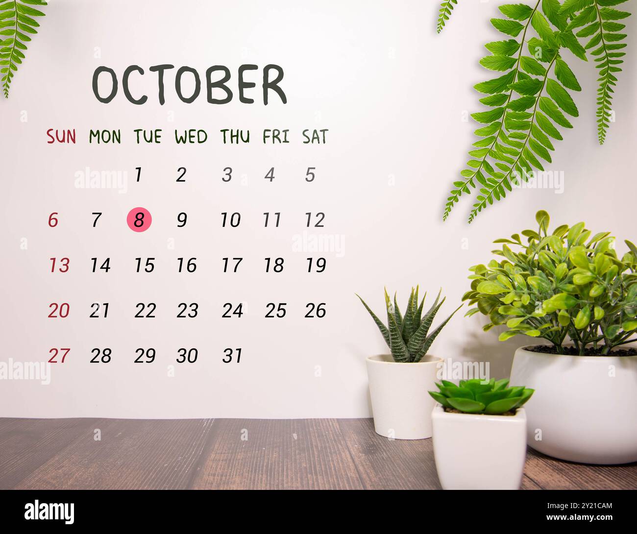 Oktober. Hallo Oktober, würfelförmiger Holzkalender mit Datum am 8. Oktober Stockfoto