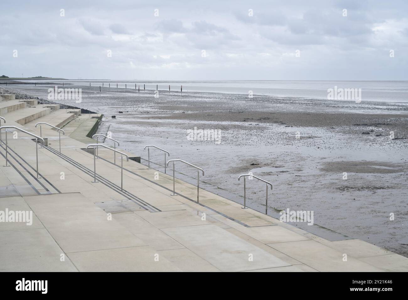 Treppe an der Promenade, Ebbe, Nordsee, Nationalpark Niedersächsisches Wattenmeer, Norddeich, Ostfriesland, Niedersachsen, Deutschland, Europa Stockfoto