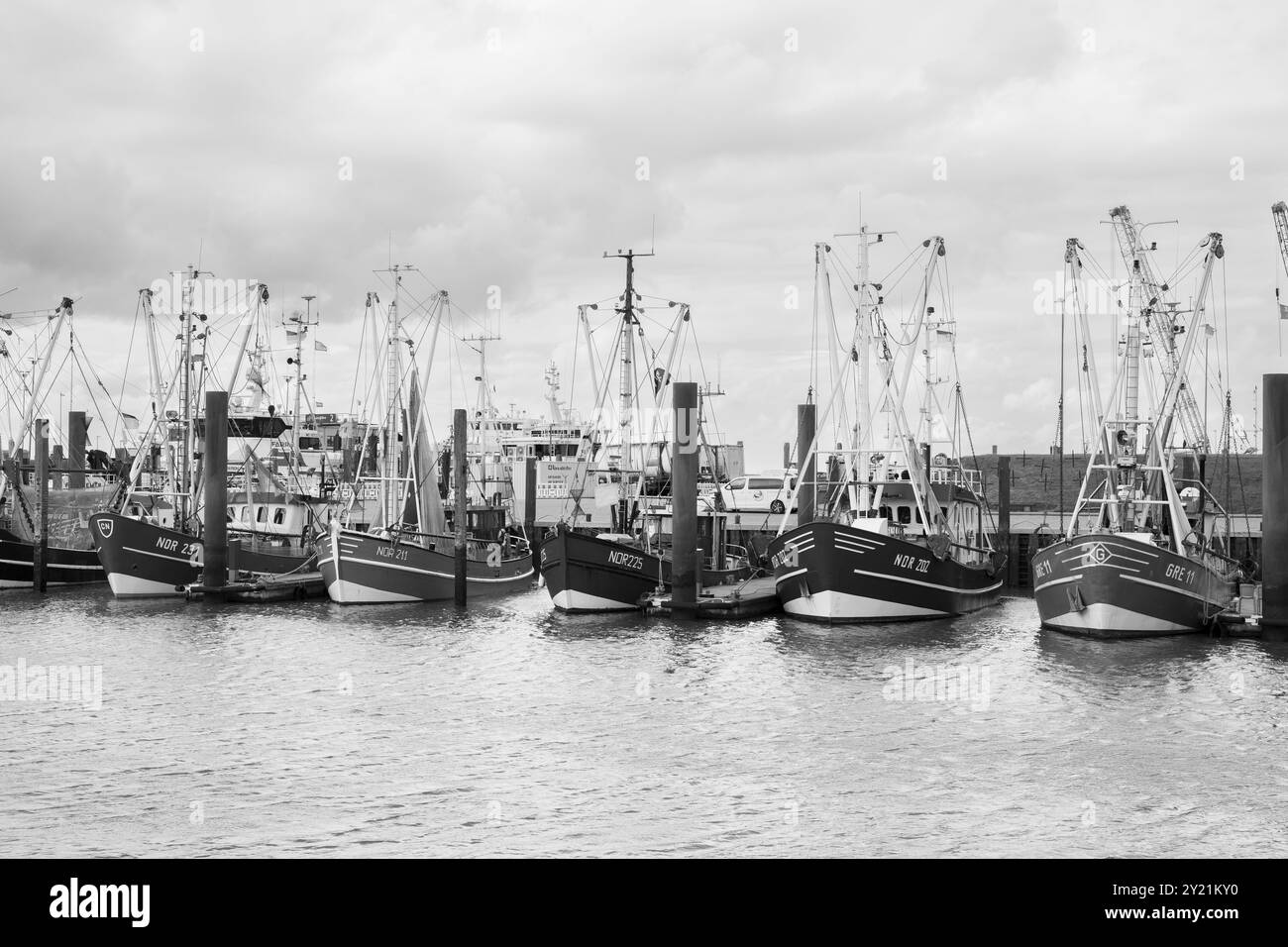 Fischerboote im Fischerhafen Norddeich, Ostfriesland, Niedersachsen, Deutschland, Europa Stockfoto