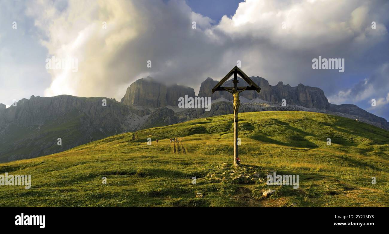 Wegkreuz am Pordoi, Suedtirol, Italien Crossing at the Pordoi, Südtirol, Italien, Europa Stockfoto