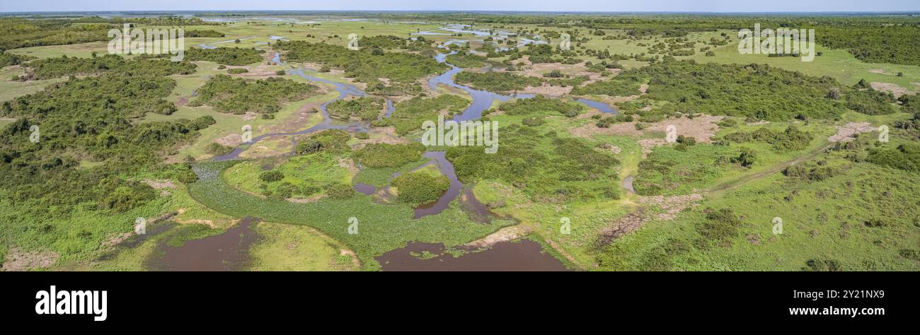 Luftaufnahme Panorama der typischen Pantanal Feuchtgebiete Landschaft mit Lagunen, Wald, Wiesen, Fluss, Feldern, Mato Grosso, Brasilien, Südamerika Stockfoto