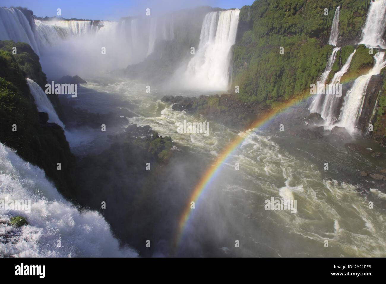 Iguazu Wasserfälle mit Regenbogen an einem sonnigen Tag. Der größte Wasserfall auf der Erde Stockfoto