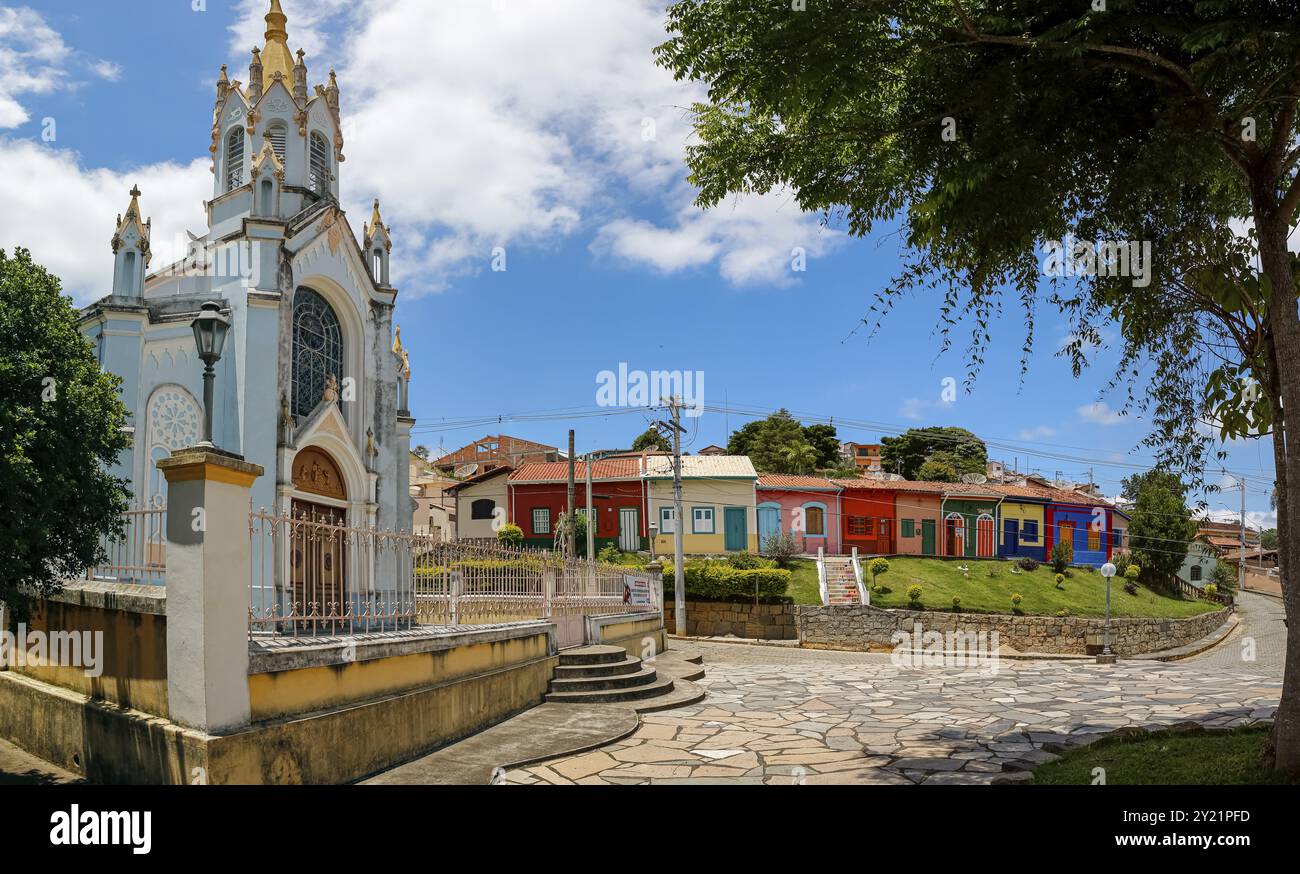 Blick auf eine hübsche Kirche und farbenfrohe Gebäude an einem sonnigen Tag in der historischen Stadt Sao Luiz do Paraitinga, Brasilien, Südamerika Stockfoto