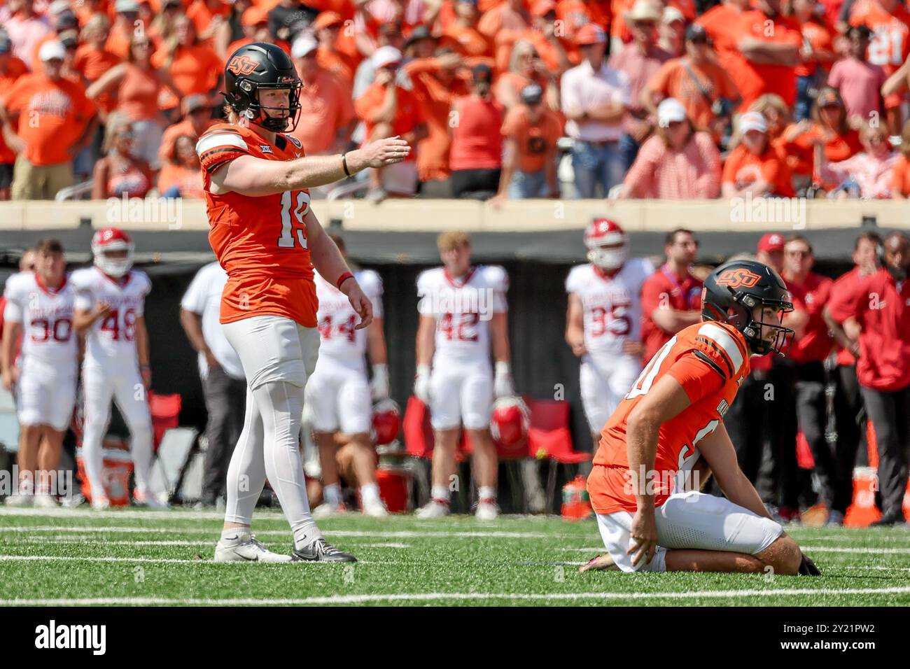 Stillwater, OK, USA. September 2024. Der Oklahoma State Cowboys-Kicker Logan Ward (19) versucht während eines Fußballspiels zwischen den Arkansas Razorbacks und den Oklahoma State Cowboys im Boone Pickens Stadium in Stillwater, OK, ein Tor zu erzielen. Gray Siegel/CSM/Alamy Live News Stockfoto