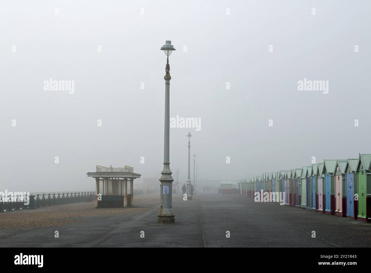 Nebeliger Wintertag auf der Hove Promenade in East Sussex Stockfoto