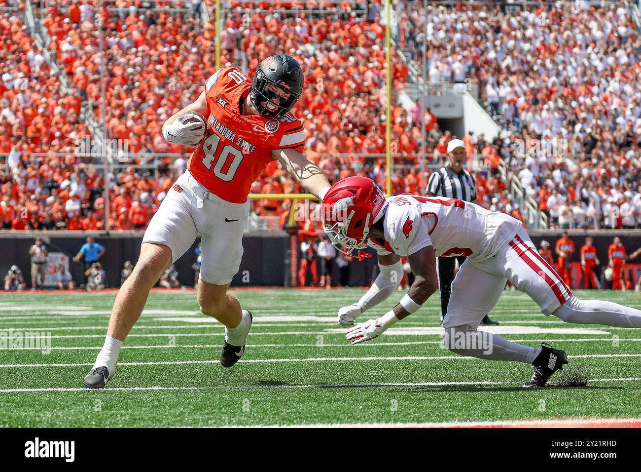 Stillwater, OK, USA. September 2024. Oklahoma State Cowboys Tight End Josh Ford (40) stürzt mit dem Ball während eines Fußballspiels zwischen den Arkansas Razorbacks und den Oklahoma State Cowboys im Boone Pickens Stadium in Stillwater, OK. Gray Siegel/CSM/Alamy Live News Stockfoto