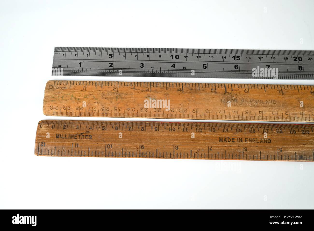 Verschiedene Arten von Linealen, Messwerkzeugen in Holz und Metall Stockfoto