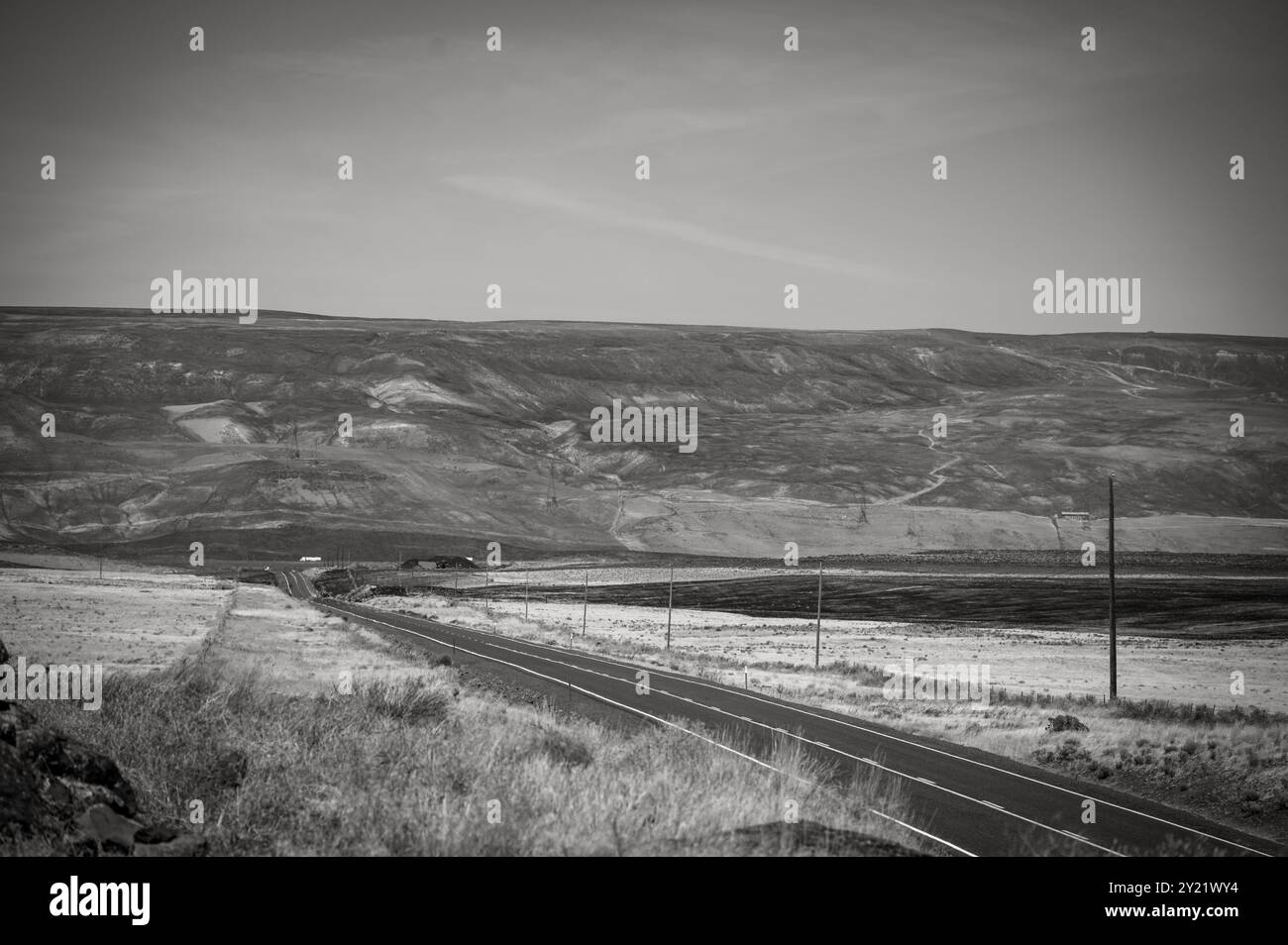 Graslandschaften in Oregon nahe dem Columbia River-Becken, die durch die jüngsten Waldbrände auf Graslandflächen beschädigt wurden. Bundesstaat Oregon, USA. Schwarzweiß-Querformat. Stockfoto