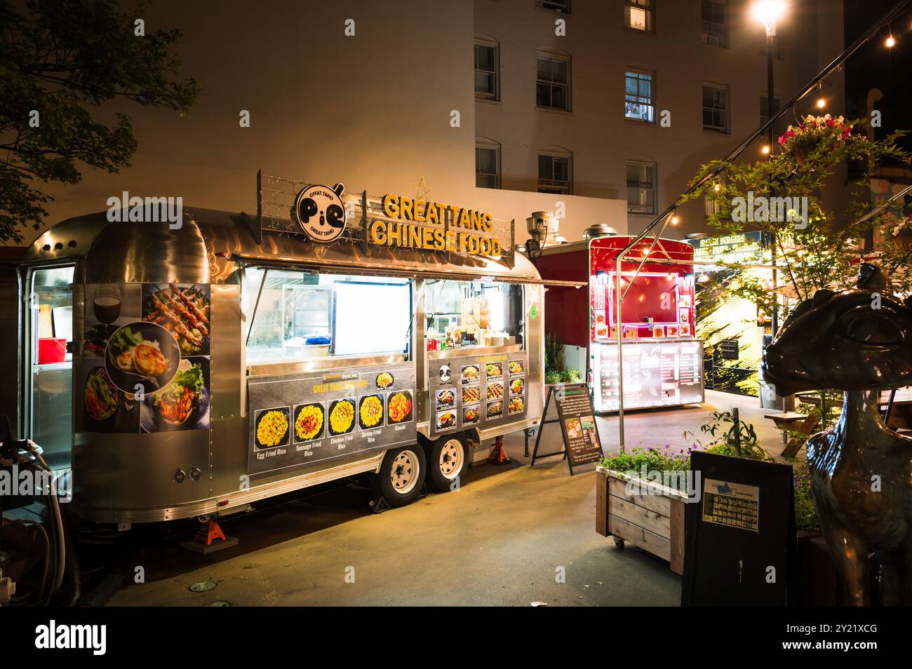 Der Portland Beer Garden und der Food Truck Park bei Nacht in der Innenstadt von Portland ODER, USA. Stockfoto