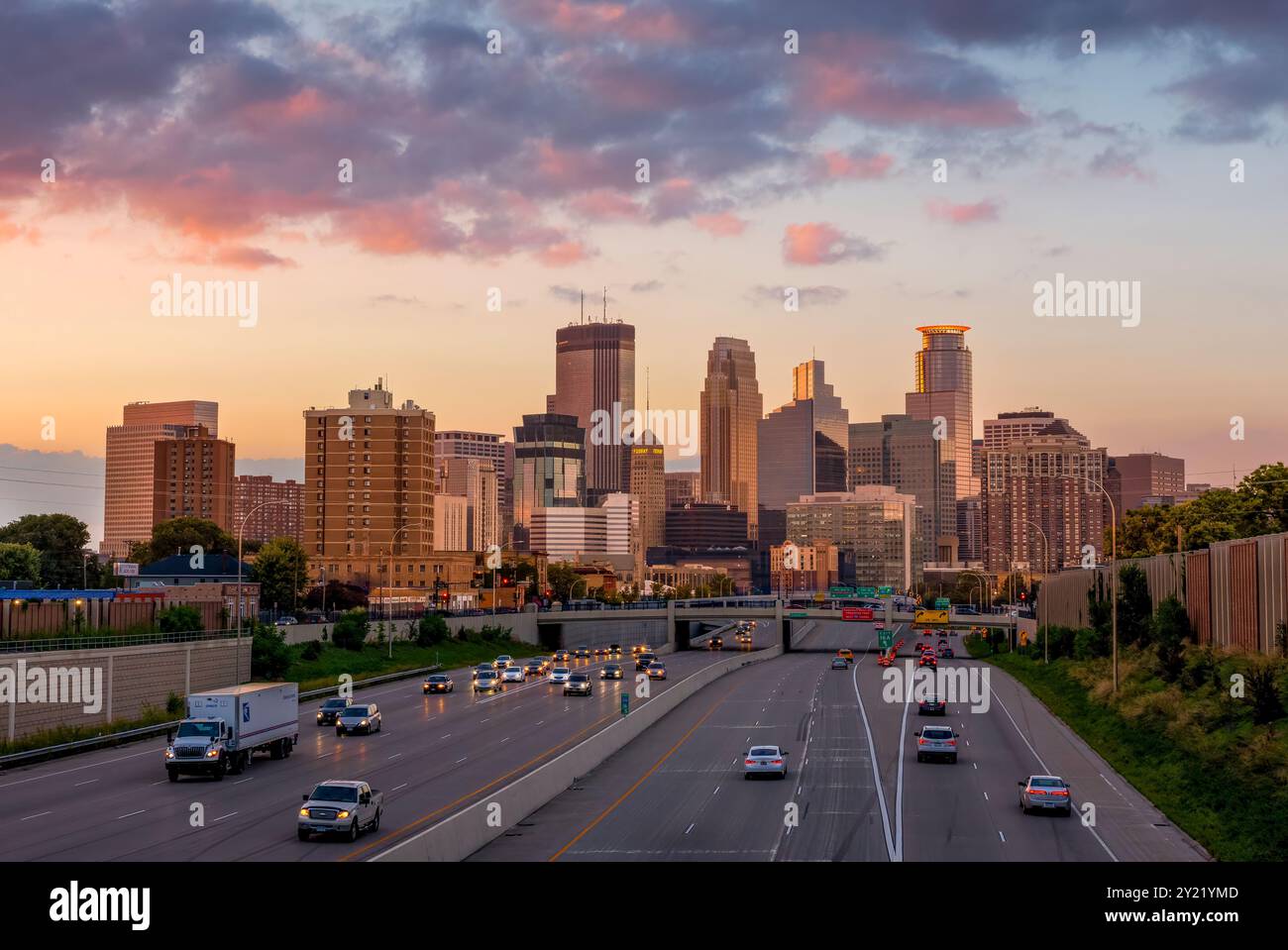 Lebhafte Skyline von Minneapolis bei Sonnenuntergang - Eine atemberaubende Stadtlandschaft von Minnesota mit farbenfrohen Himmeln Stockfoto