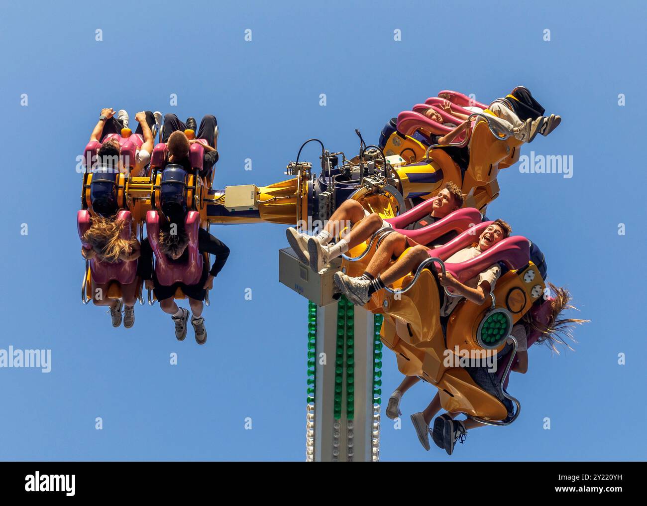 Aufregende Fahrt durch den Vergnügungspark, Adrenalin-Achterbahn mit Menschen, die vor Spannung schreien, lustiges, faires Konzept Stockfoto