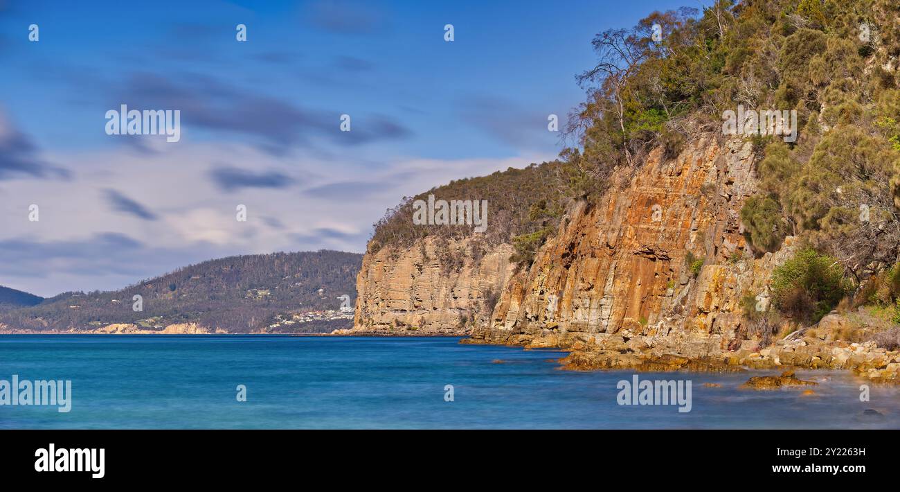 Derwent River, Meer und Alum Klippen mit Strand und Bäumen am sonnigen Tag auf dem Taroona Coastal Discovery Trail, Taroona, Hobart, Tasmanien, Australien Stockfoto