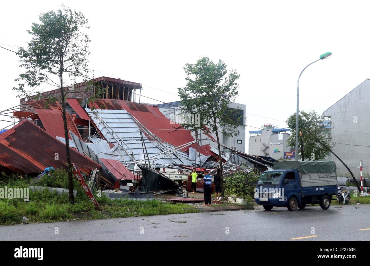 Hanoi, Vietnam. September 2024. Dieses Foto vom 8. September 2024 zeigt Gebäude, die durch Taifun in der nördlichen Provinz Hung Yen zerstört wurden. Der Super-Taifun Yagi, der am Wochenende durch die nördlichen Bergregionen Vietnams fegte, tötete mindestens 21 Menschen und verletzte 229 weitere, so das Ministerium für Landwirtschaft und ländliche Entwicklung am Sonntagabend. Quelle: VNA/Xinhua/Alamy Live News Stockfoto