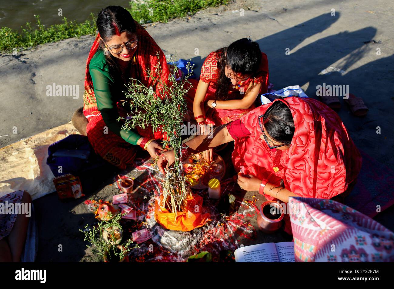 Kathmandu, Nepal. September 2024. Nepalesische Frauen führen ein Ritual am Ufer des Flusses Bagmati während des Rishi Panchami Festivals durch. Rishi Panchami wird am letzten Tag von Teej beobachtet, wenn Frauen Sapta Rishi (Sieben Heilige) verehren, um Vergebung für Sünden zu bitten, die während ihrer Menstruationszeit während des ganzen Jahres begangen wurden. Die Hindureligion betrachtet Menstruation als Darstellung von Unreinheit und Frauen ist es untersagt, während ihrer monatlichen Menstruation an religiösen Praktiken teilzunehmen. Quelle: SOPA Images Limited/Alamy Live News Stockfoto