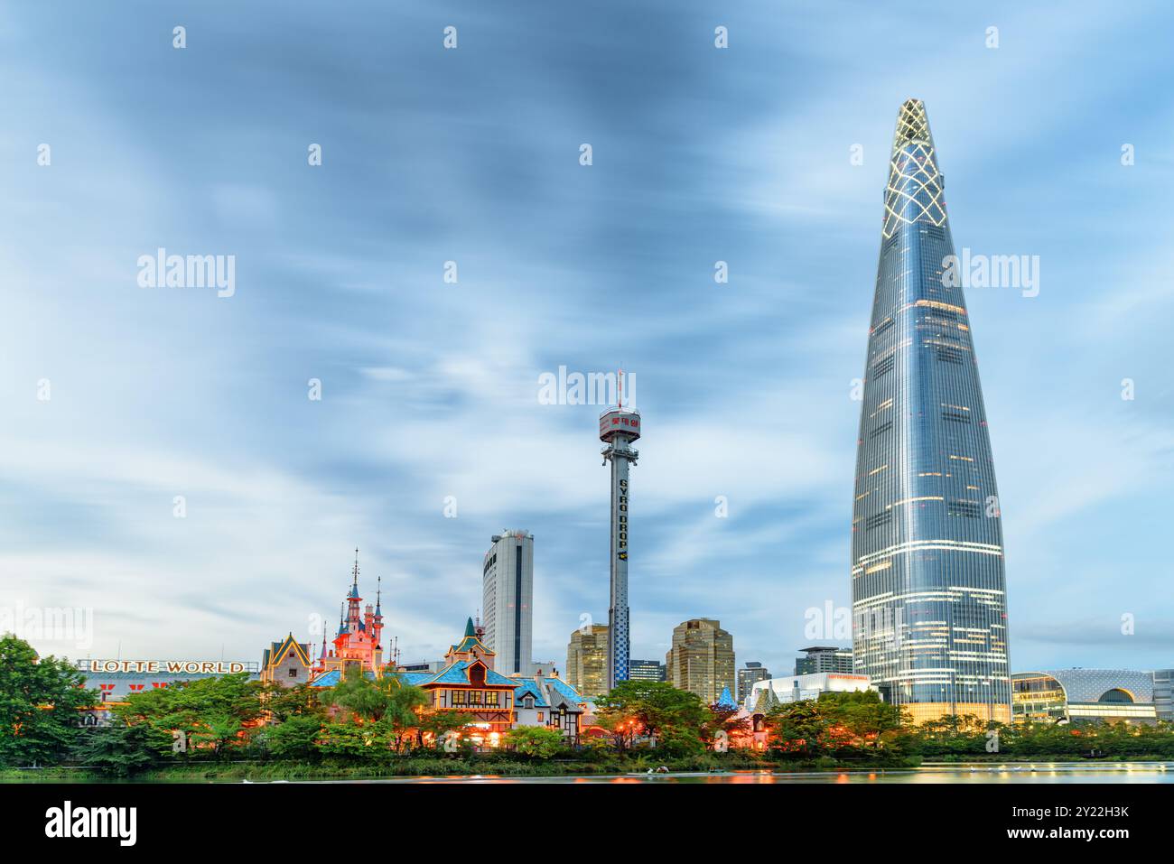 Abendlicher Blick auf den Lotte World Tower in der Innenstadt von Seoul Stockfoto