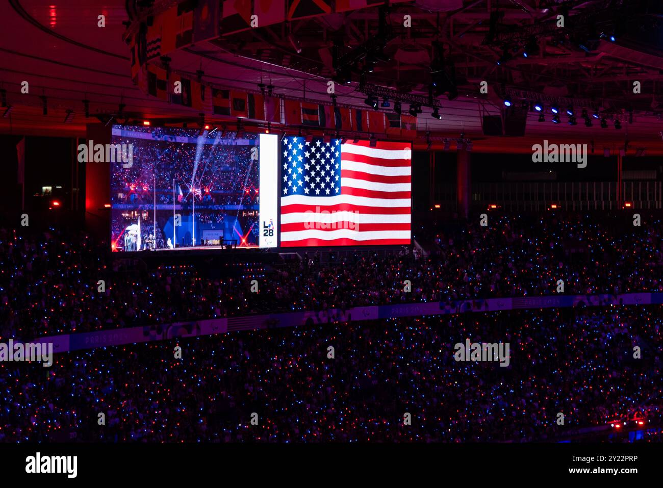 Paris, Frankreich. September 2024. Eine allgemeine Ansicht des Stade de France, beleuchtet in den Farben der Vereinigten Staaten, während die amerikanische Flagge während der Abschlusszeremonie der Paralympischen Spiele 2024 gehisst wird. Quelle: Fabienne Koch/Alamy Live News Stockfoto