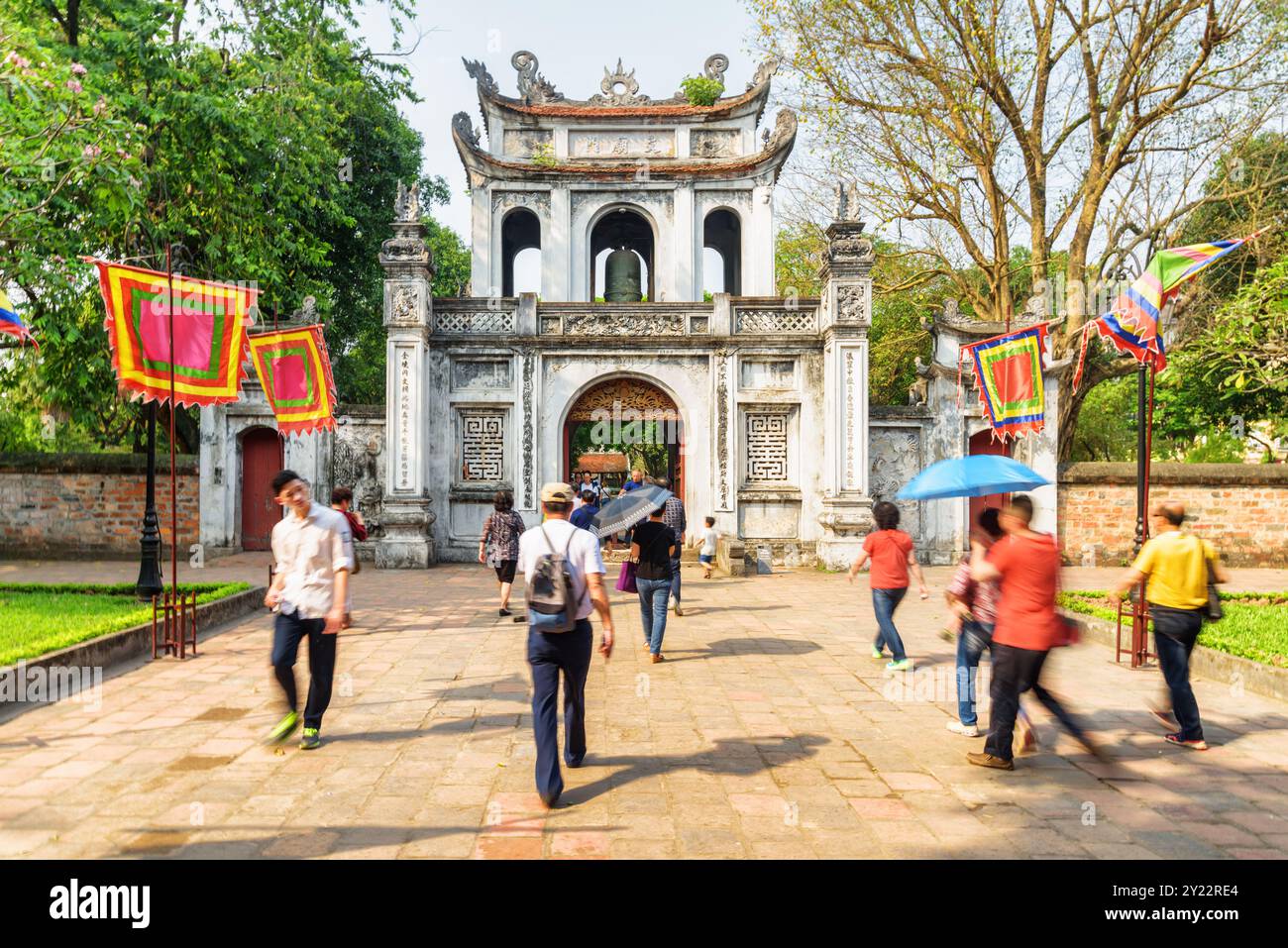 Touristen gehen zu Fuß zum Tempel der Literatur, Hanoi, Vietnam Stockfoto
