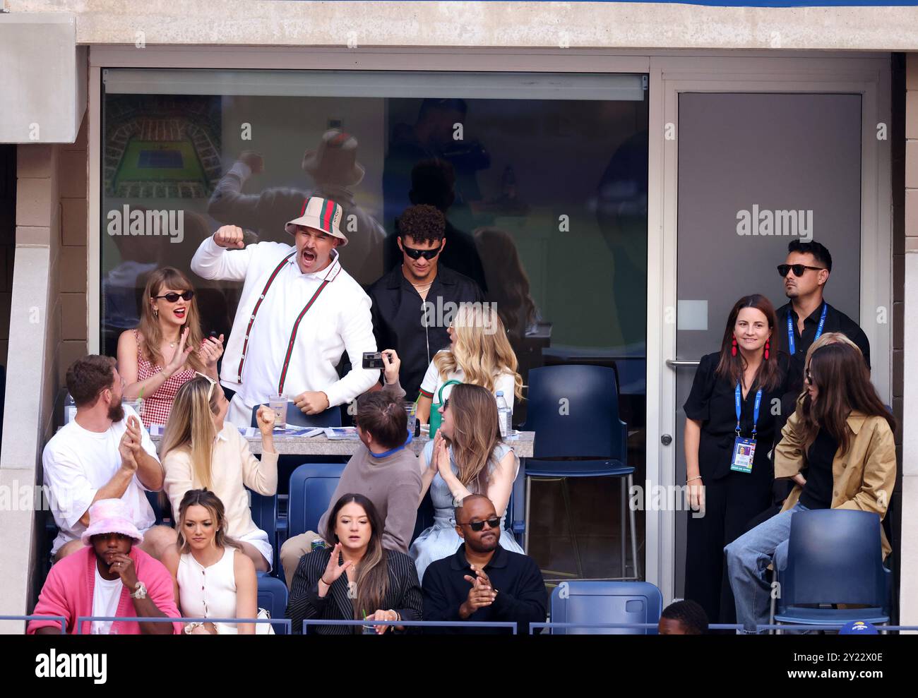 New York City, New York. September 2024. September 2024. 08. September 2024, Flushing Meadows, US Open: Taylor Swift genießt den Moment mit seinem Freund Travis Kielce und Patrick Mahomes in Schwarz, während er im Herrenfinale bei den US Open teilnimmt. Vor Mahomes sitzt Ehefrau Brittany. Quelle: Adam Stoltman/Alamy Live News Stockfoto