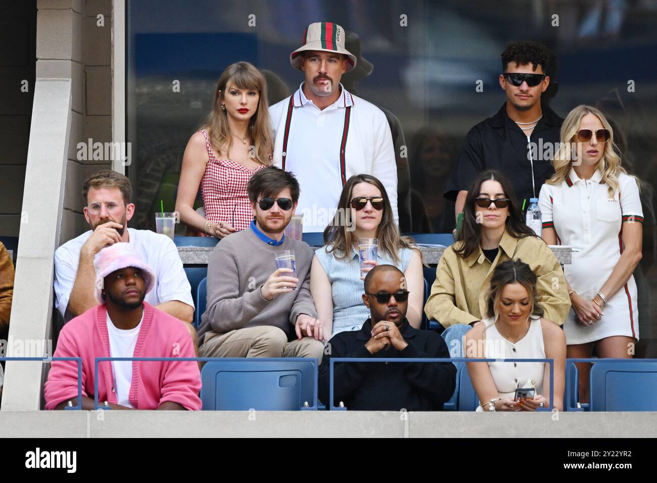 New York, USA. September 2024. Sänger Taylor Swift (L, hinten) ist auf der Tribüne während des Finales der Männer zwischen Jannik Sinner aus Italien und Taylor Fritz aus den Vereinigten Staaten bei den US Open-Tennismeisterschaften 2024 in New York, USA, am 8. September 2024 zu sehen. Quelle: Li Rui/Xinhua/Alamy Live News Stockfoto