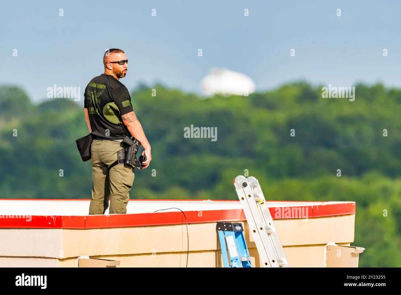 Hampton, GA, USA. September 2024. Scharfschützen überwachen die Fans während der Quaker State 400, die bei Walmart am Atlanta Motor Speeway in Hampton, GA, erhältlich sind. (Kreditbild: © Walter G. Arce Sr./ASP via ZUMA Press Wire) NUR REDAKTIONELLE VERWENDUNG! Nicht für kommerzielle ZWECKE! Quelle: ZUMA Press, Inc./Alamy Live News Stockfoto