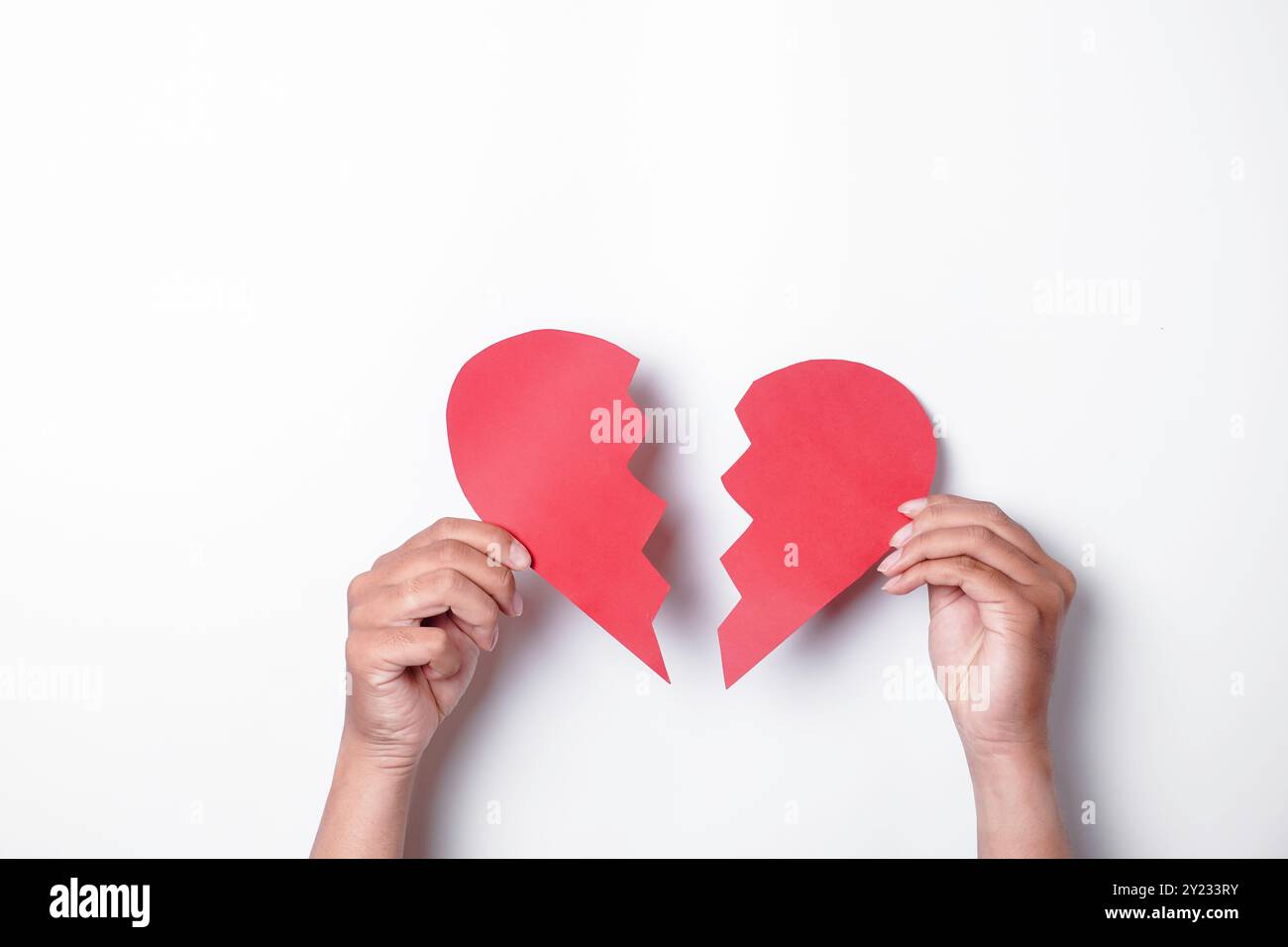 Nahaufnahme eines gebrochenen Herzens, isoliert auf weißem Hintergrund. Stockfoto