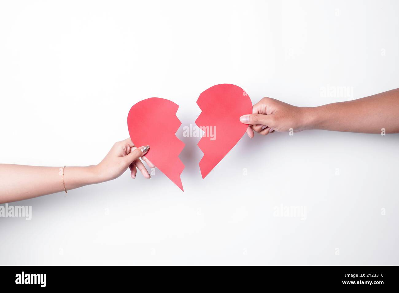 Nahaufnahme eines gebrochenen Herzens, isoliert auf weißem Hintergrund. Stockfoto
