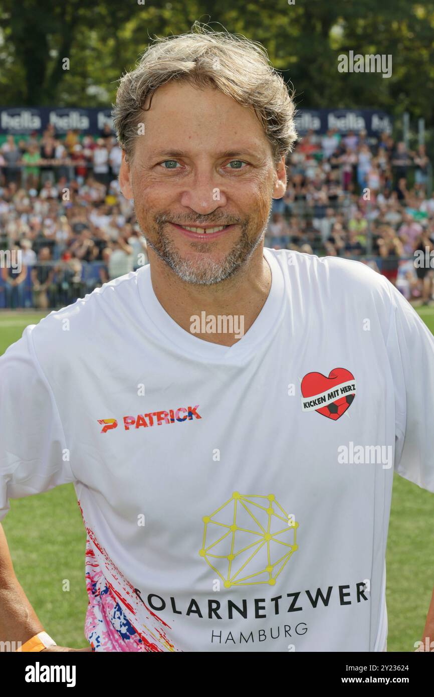 KICKEN mit HERZ, 08.09.2024 Patrick Bach, Kicken mit Herz das Benefiz Fussballspiel zu Gunsten der Kinderstation des UKE im Stadion des SC Victoria, Hamburg, 08.09.2024 *** KICKEN mit HERZ, 08 09 2024 Patrick Bach, Kicken mit HERZ das Benefiz Fussballspiel zu Gunsten der Kinderstation des UKE im Stadion des SC Victoria, Hamburg, 08 09 2024 Copyright: XEventpressxMPx Stockfoto