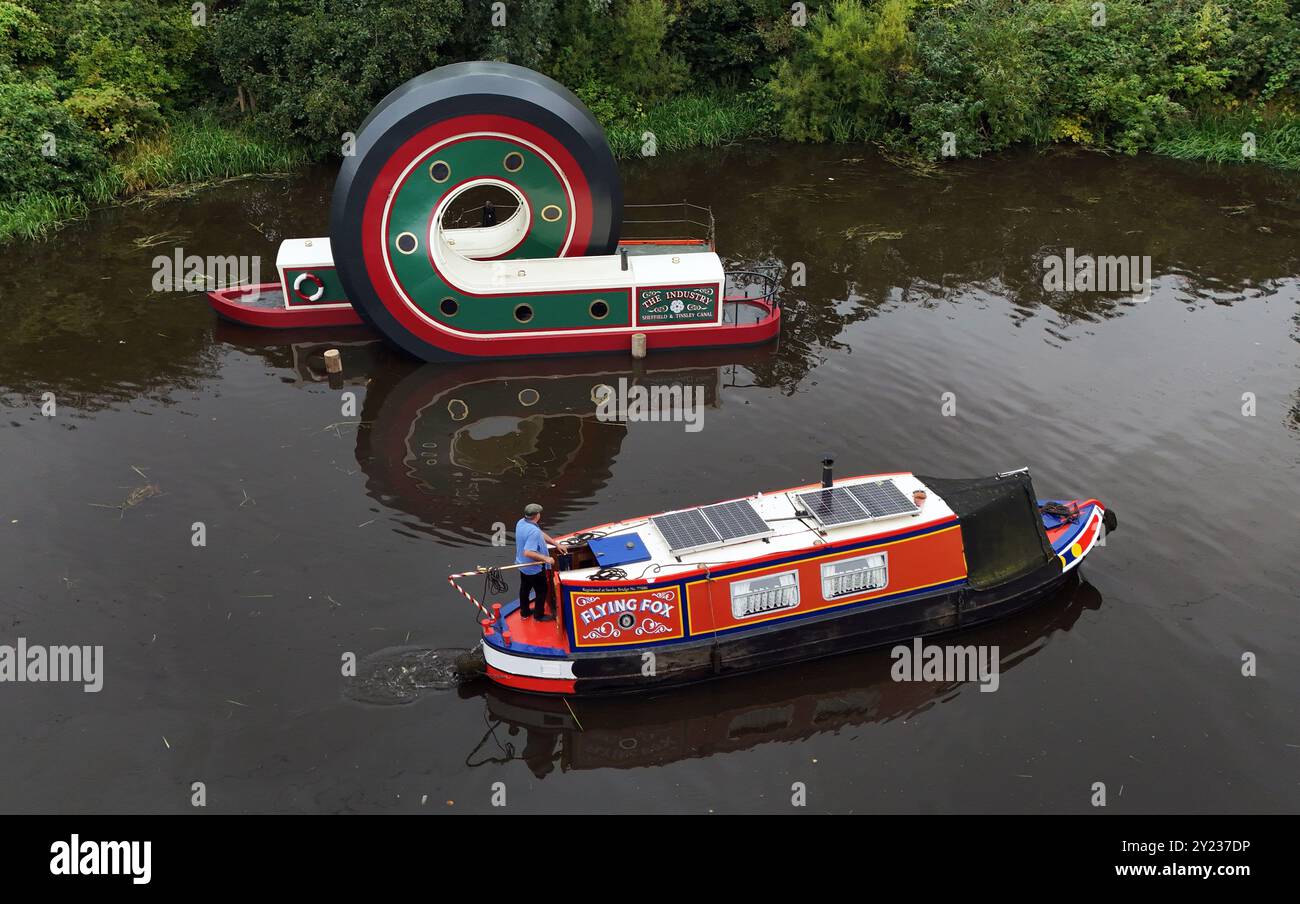 Ein Kanalboot passiert die neue Skulptur eines Kanalbootes, nachdem es ...