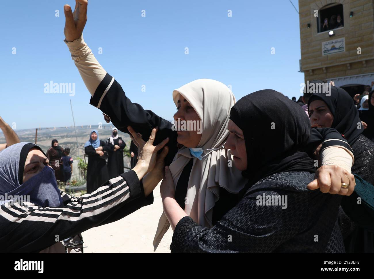 Tulkarem, Westjordanland, Palästina. 16. Mai 2021. Die Palästinenser verabschieden sich schließlich von Yaseen Hamad aus der Stadt Saida im nördlichen Westjordanland. Der 26-jährige Palästinenser wurde bei den späten Zusammenstößen am Samstag in der Nähe der Stadt Zeita nördlich von Tulkarem von israelischen Soldaten mit lebenden Kugeln in der Brust erschossen, bei denen auch neun Palästinenser verletzt wurden. Die Palästinenser protestierten gegen die jüngsten tödlichen Bombardements in Gaza und gegen die israelische Besatzung sowie zum Nakba-Tag. Am Samstag haben die Palästinenser den 73. Jahrestag von Hunderttausenden von Menschen gedenken Stockfoto