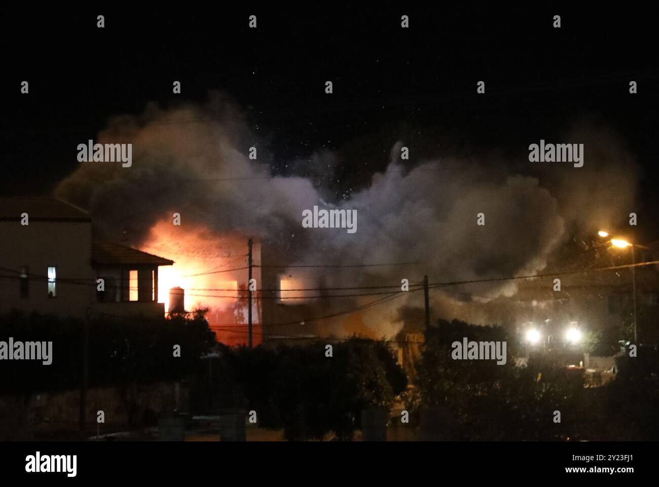 Jenin, Westjordanland, Palästina. 10. Februar 2021. Die israelische Armee sprengt das Haus von Muhammad Kabha, einem Palästinenser in Haft, der wegen Mordes einer Siedlerfrau aus einer nahe gelegenen israelischen Siedlung im Dorf Tura Al-Gharbiya im Westjordanland angeklagt ist. Mehr als 800.000 israelische Siedler leben in Kolonialsiedlungen im Westjordanland und Ostjerusalem, die nach internationalem Recht als illegal gelten. Israel zerstört routinemäßig die Häuser von Palästinensern, die verdächtigt werden, gewalttätige Handlungen gegen israelische Siedler zu verüben, aber israelische Soldaten beobachten oft, wie israelische Siedler Palästinenser und ihre Angreifer angreifen Stockfoto