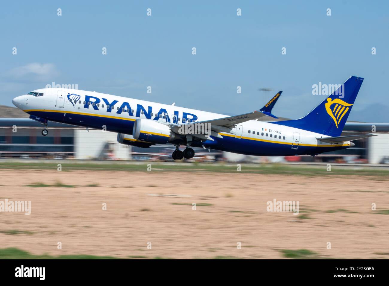Boeing 737 MAX Flugzeug der Ryanair Airline startet Stockfoto