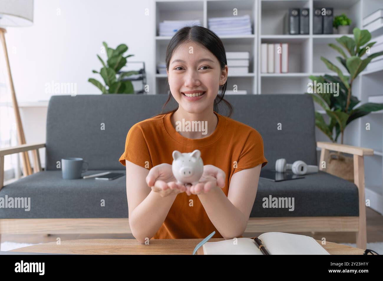 Frau entwickelt sorgfältig einen Sparplan und organisiert ihre Ressourcen, um langfristige finanzielle Sicherheit und Stabilität zu erreichen. Stockfoto
