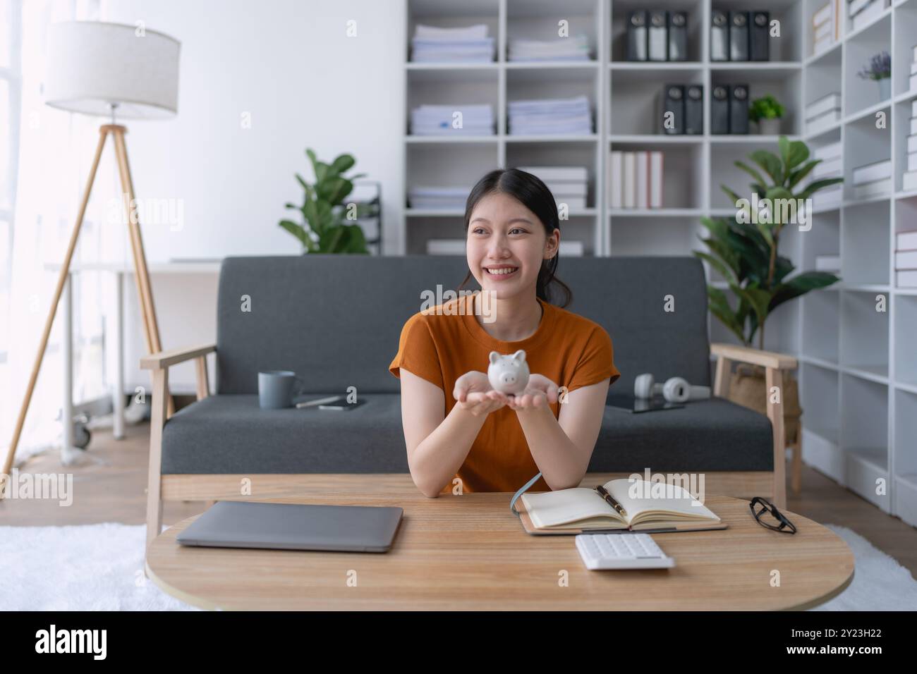 Frau entwickelt sorgfältig einen Sparplan und organisiert ihre Ressourcen, um langfristige finanzielle Sicherheit und Stabilität zu erreichen. Stockfoto