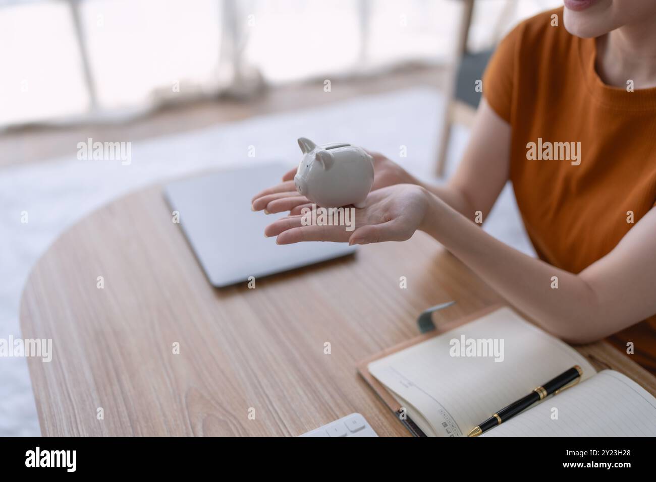 Frau entwickelt sorgfältig einen Sparplan und organisiert ihre Ressourcen, um langfristige finanzielle Sicherheit und Stabilität zu erreichen. Stockfoto