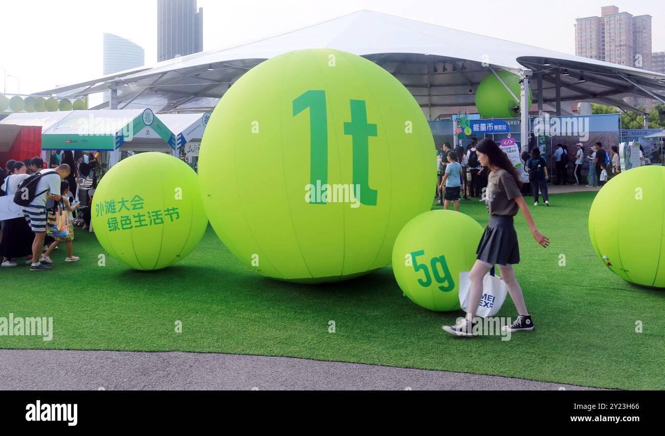 SHANGHAI, CHINA - 7. SEPTEMBER 2024 - Giant Energy Balls bei der Ant Forest Ausstellung beim Green Life Festival in Shanghai, China, 7. September 2024 Stockfoto
