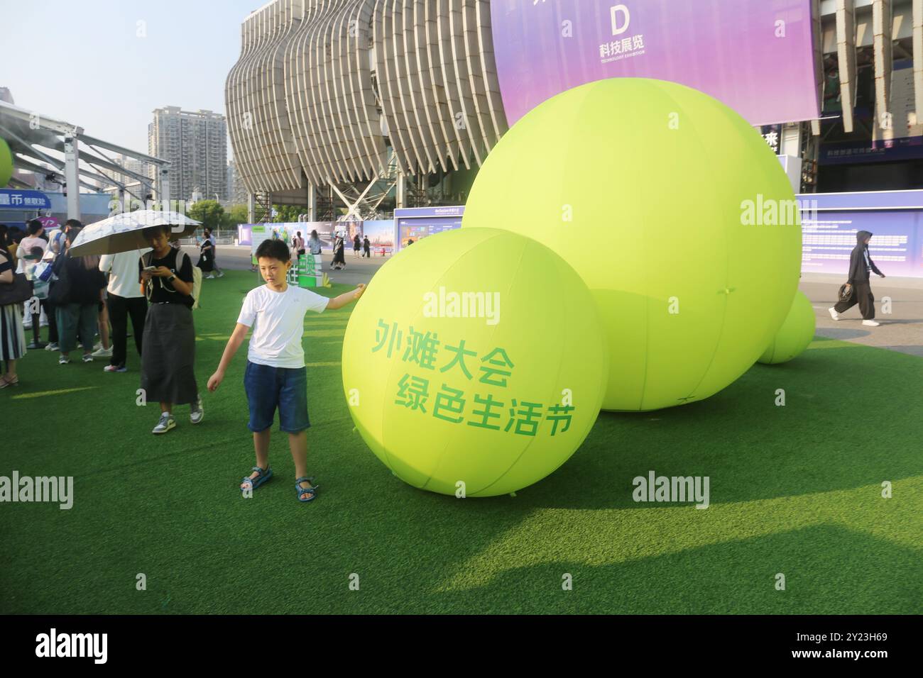 SHANGHAI, CHINA - 7. SEPTEMBER 2024 - Giant Energy Balls bei der Ant Forest Ausstellung beim Green Life Festival in Shanghai, China, 7. September 2024 Stockfoto