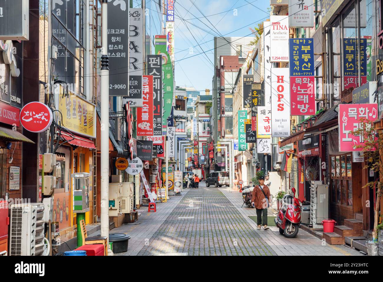 Malerischer Blick auf die enge Straße am Morgen, Busan, Südkorea Stockfoto