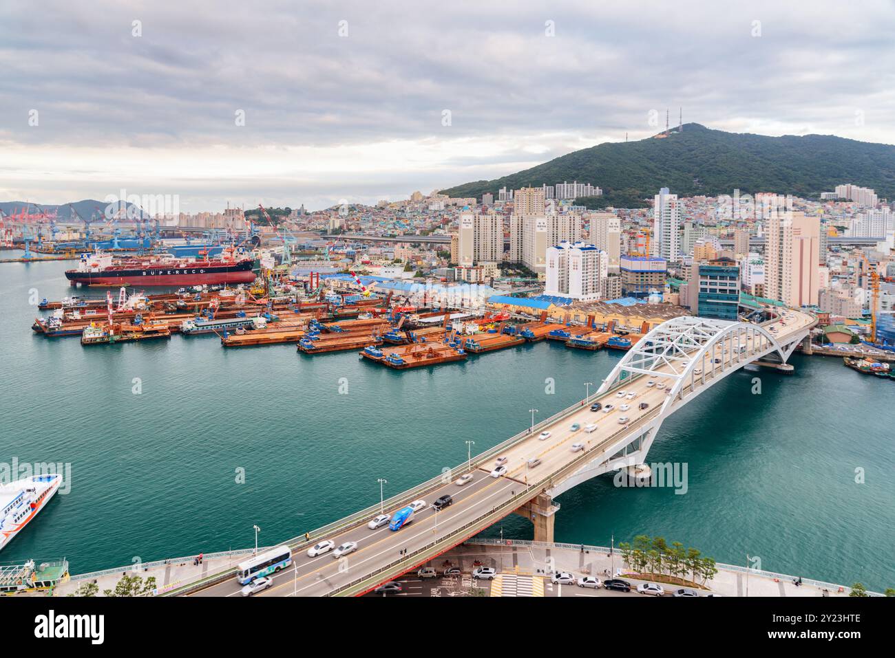 Blick von oben auf den Hafen von Busan und die Busandaegyo Brücke Stockfoto