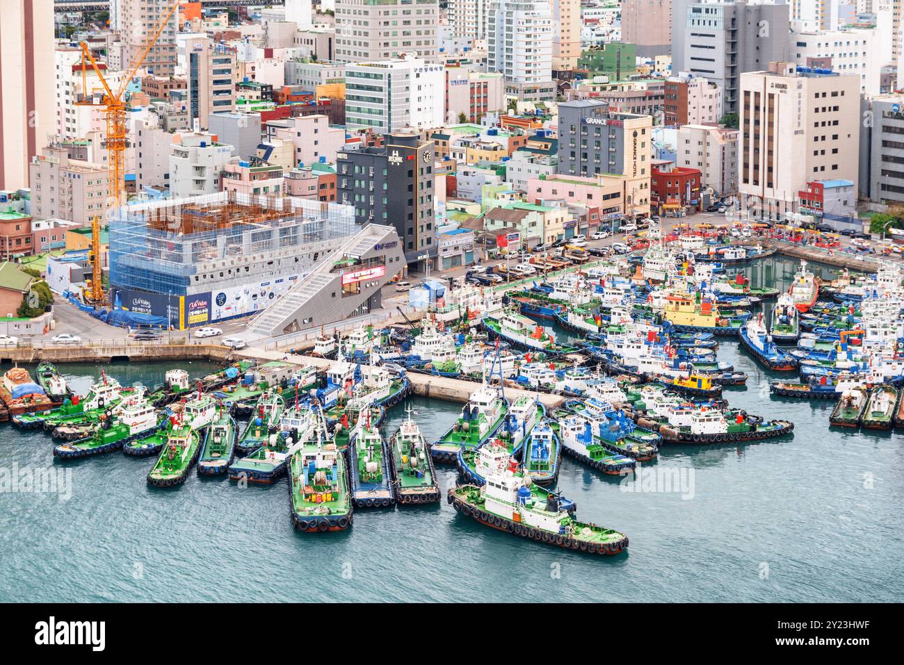 Blick von oben auf Schiffe, die am Hafen von Busan, Südkorea, geparkt sind Stockfoto