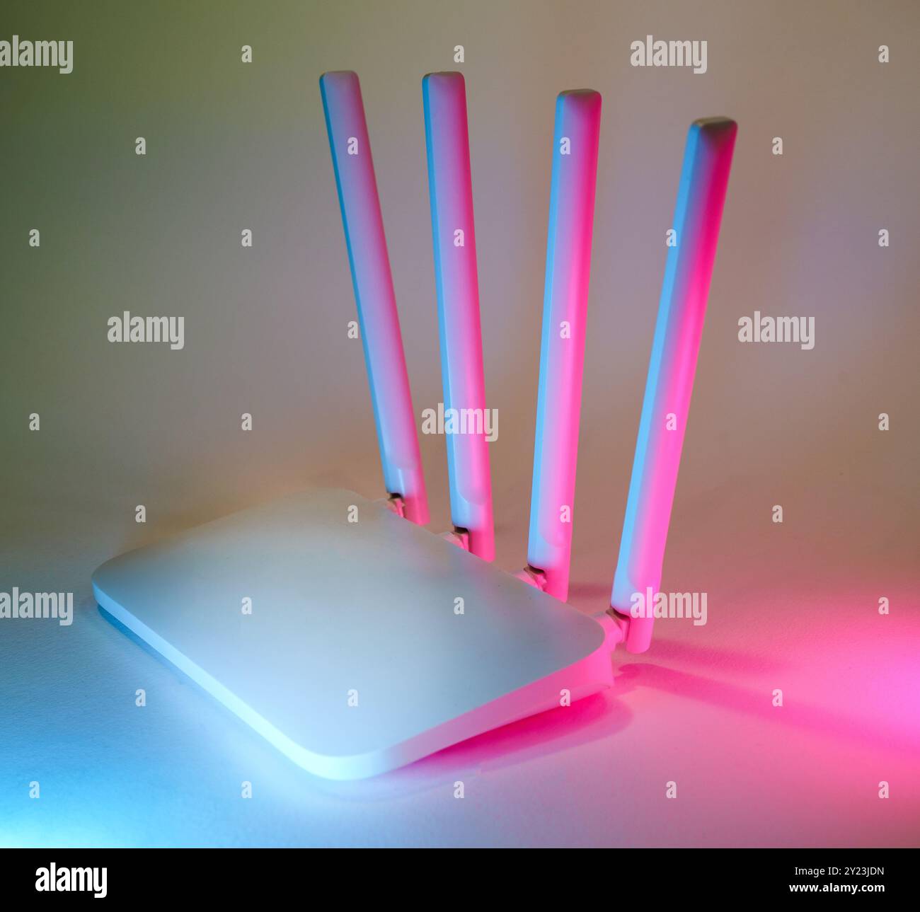 WLAN-Router für Smart Home. Neonlicht mit weißem Hintergrund in Pastellfarben Stockfoto